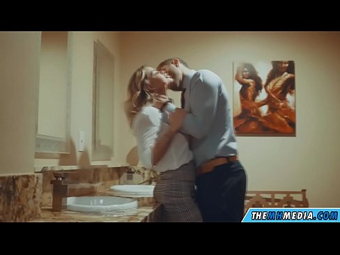 ❤️ Thaum ib tug busty blonde ntxias koj nyob rau hauv ib tug pej xeem chav dej ❌ porno ntawm peb ☑